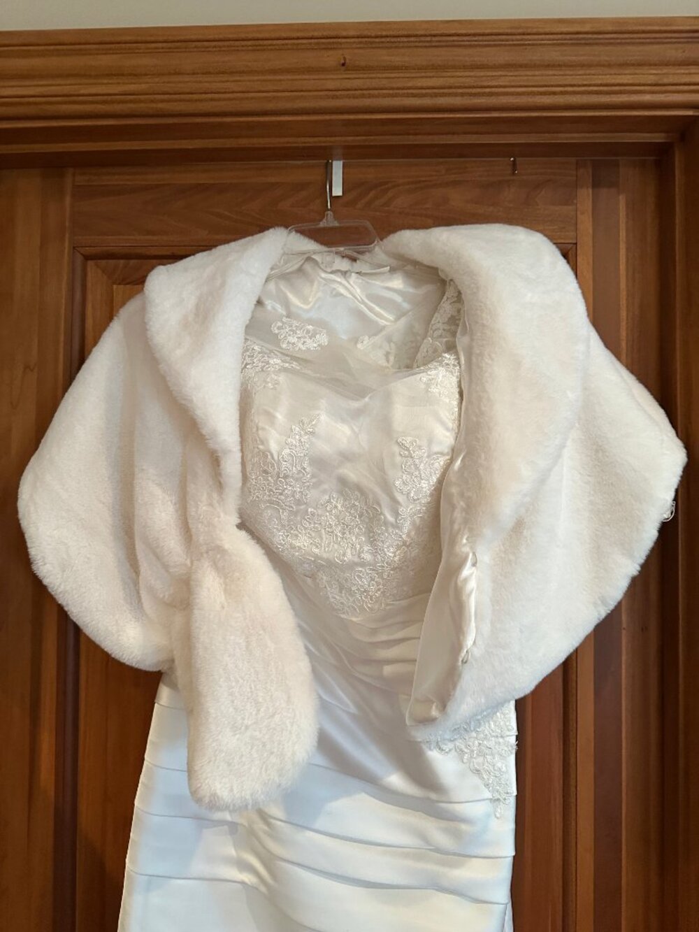 Ivory Taffeta Wedding Dress Size 10 w/Ivory Faux Fur Shoulder Wrap size M